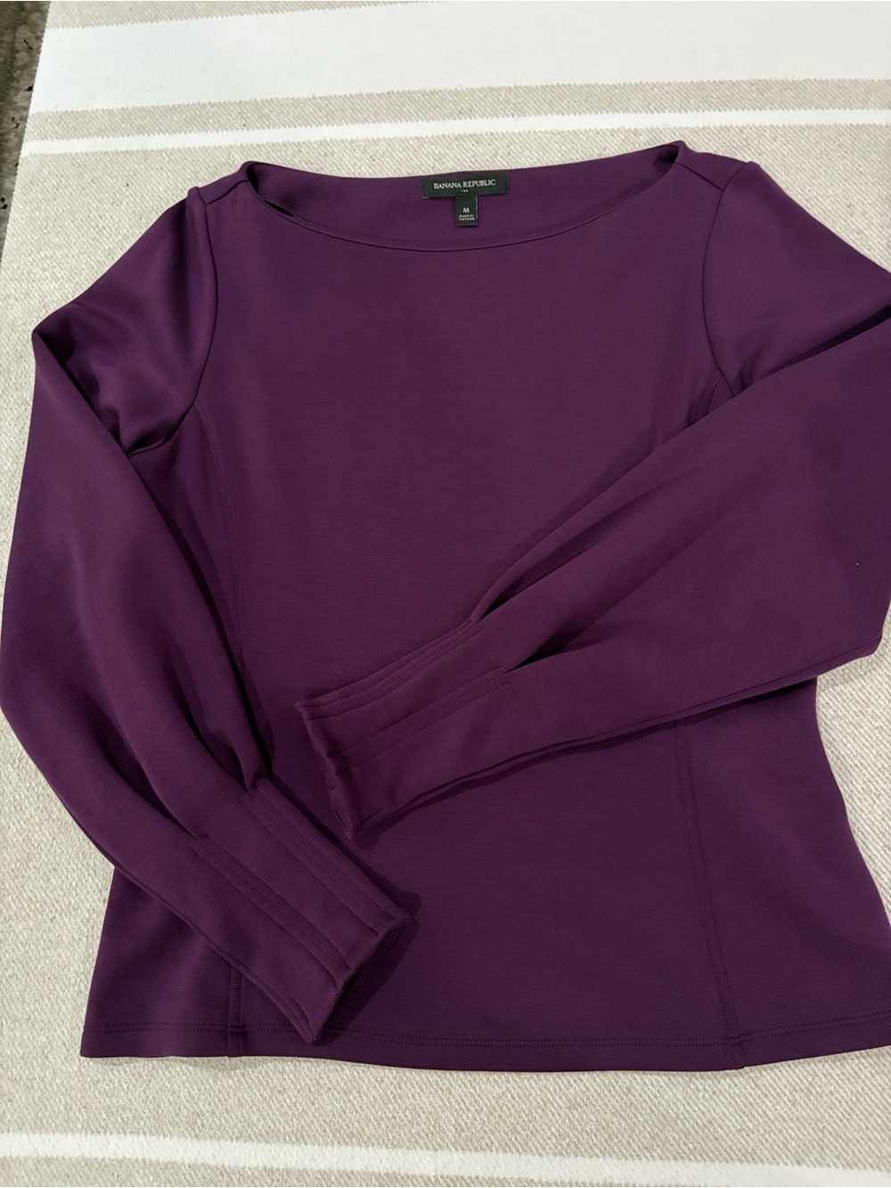 Banana Republic Sz M Pin-tuck Sleeves Scuba Top in Dark Plum - Picture 2 of 8